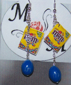 boucles d'oreilles M&M sachet et une cacahuet