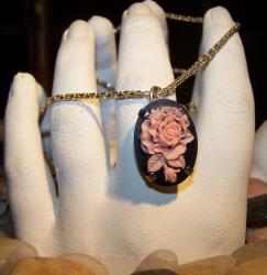 Collier camée noir et rose