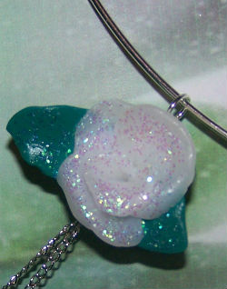 Collier rose blanche en fimo