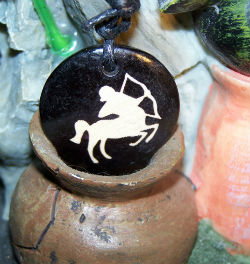 collier en os de bovin signe zodiaque