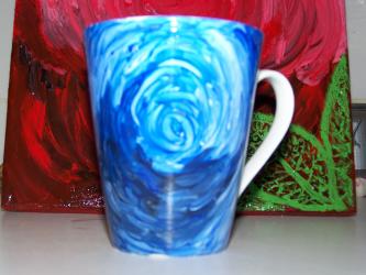 Tasse peinte en bleu en forme de spirales