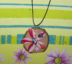 collier médaillon bois & fleur fimo