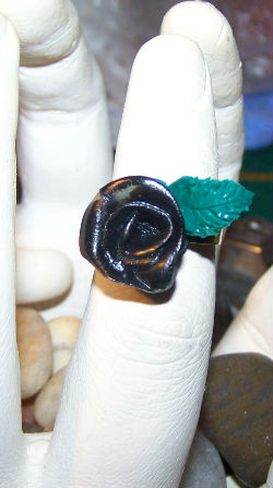 parure rose noire barette, collier, bague et boucles d'oreilles