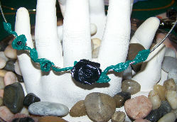 parure rose noire barette, collier, bague et boucles d'oreilles