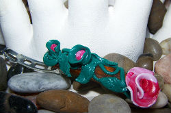 parure rose rouge barette, collier, bague et boucles d'oreilles