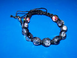 Bracelet Shamballa 9 perles en verres craquelées noir et blanc